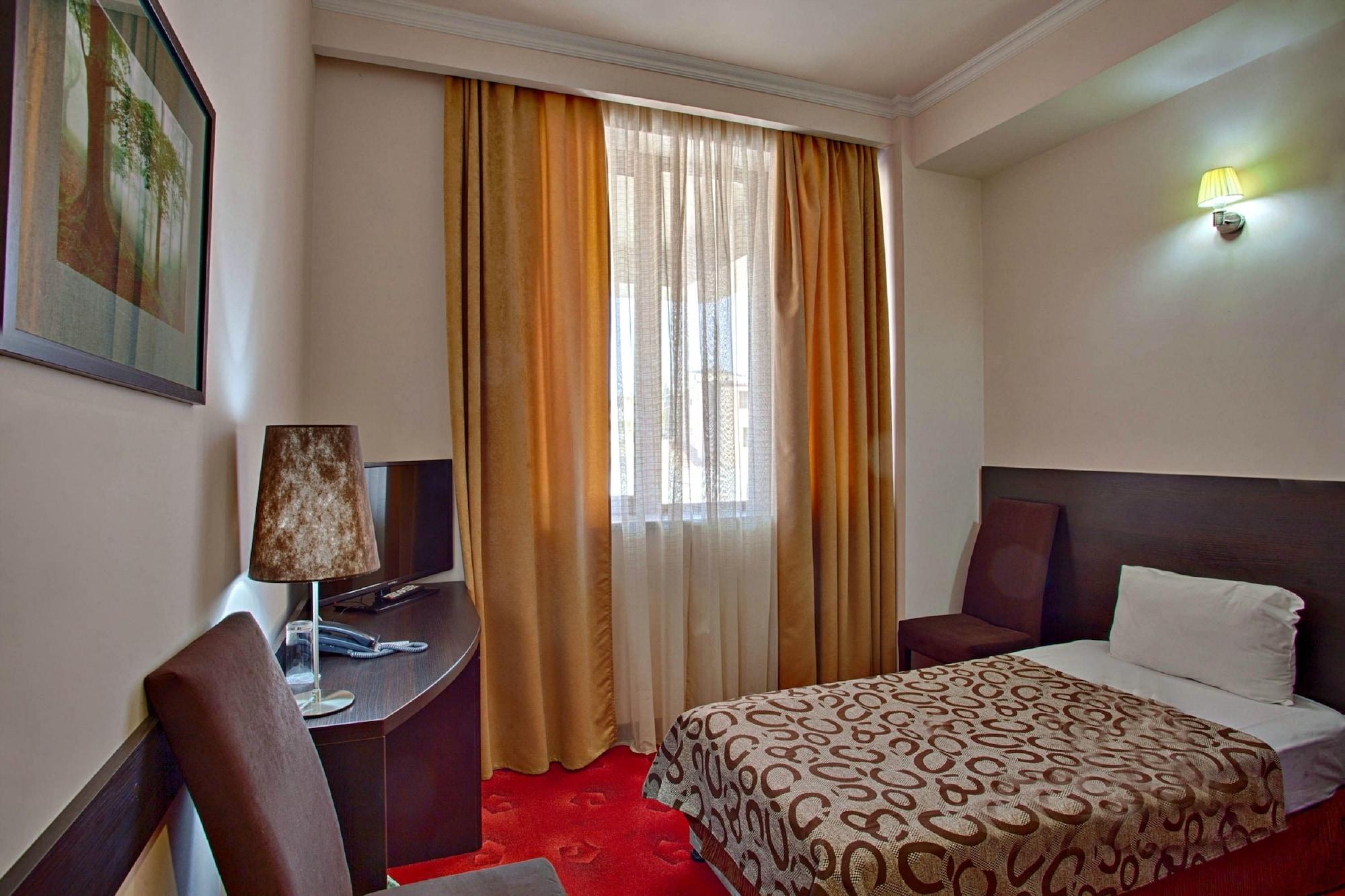 יירבאן Regineh Hotel מראה חיצוני תמונה