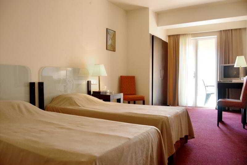 יירבאן Regineh Hotel מראה חיצוני תמונה