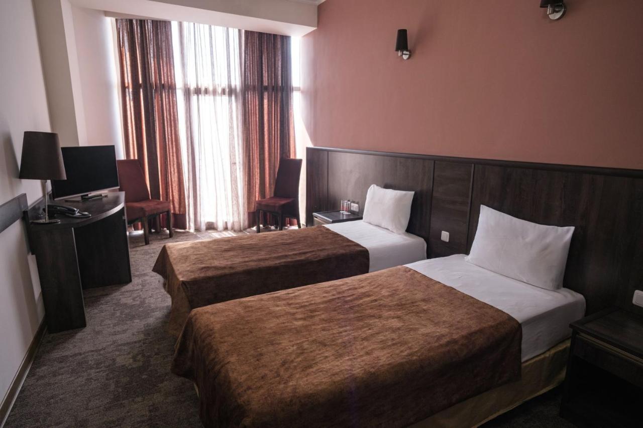 יירבאן Regineh Hotel מראה חיצוני תמונה